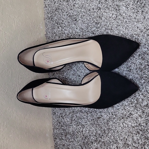 Black Pumps - Picture 1 of 3